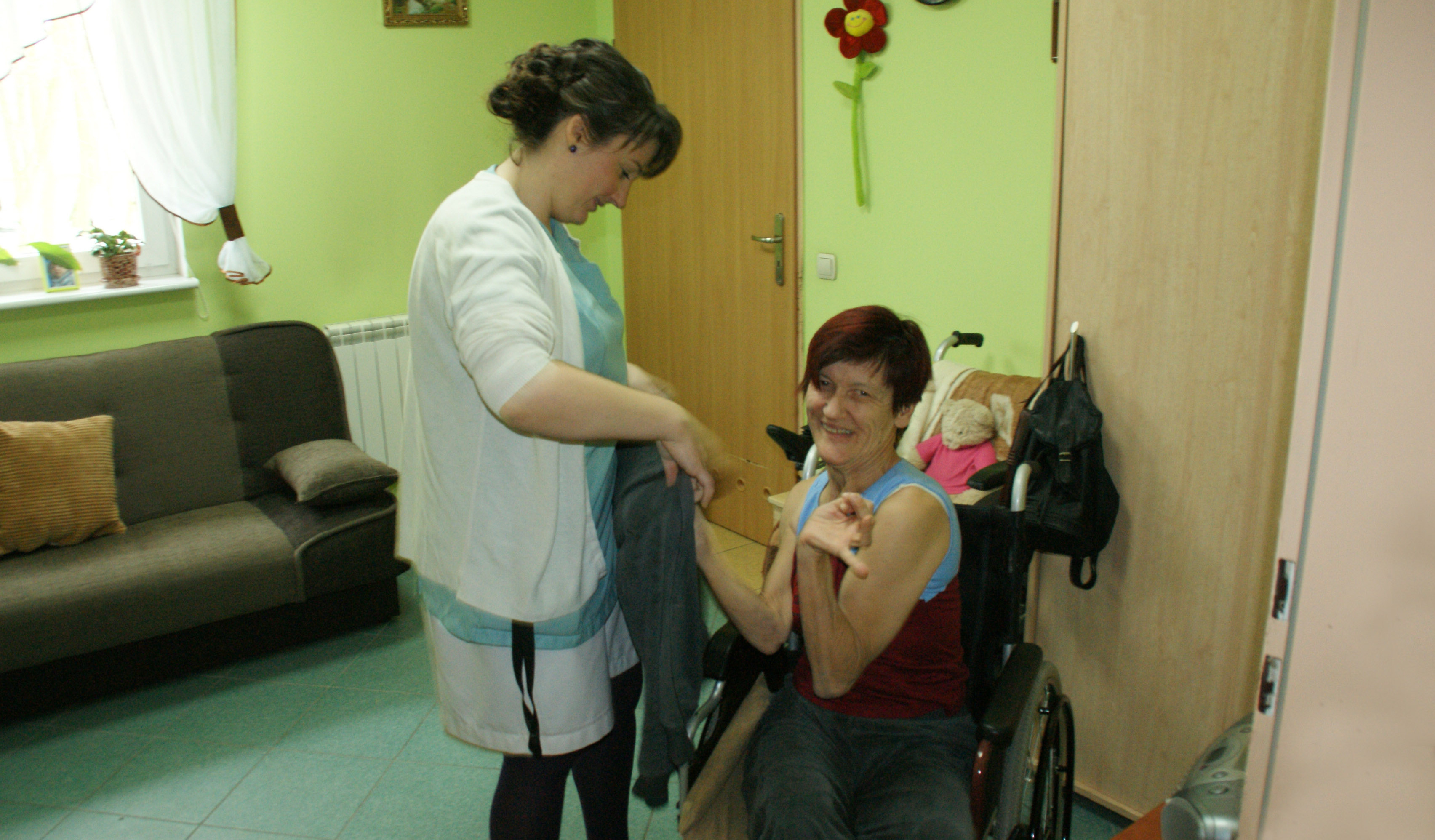 Pielęgniarka pomagająca mieszkance w Domu Pomocy Społecznej w Psarach.