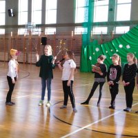 Pokazy taneczno - akrobatyczne w szkole w Sieroszewicach