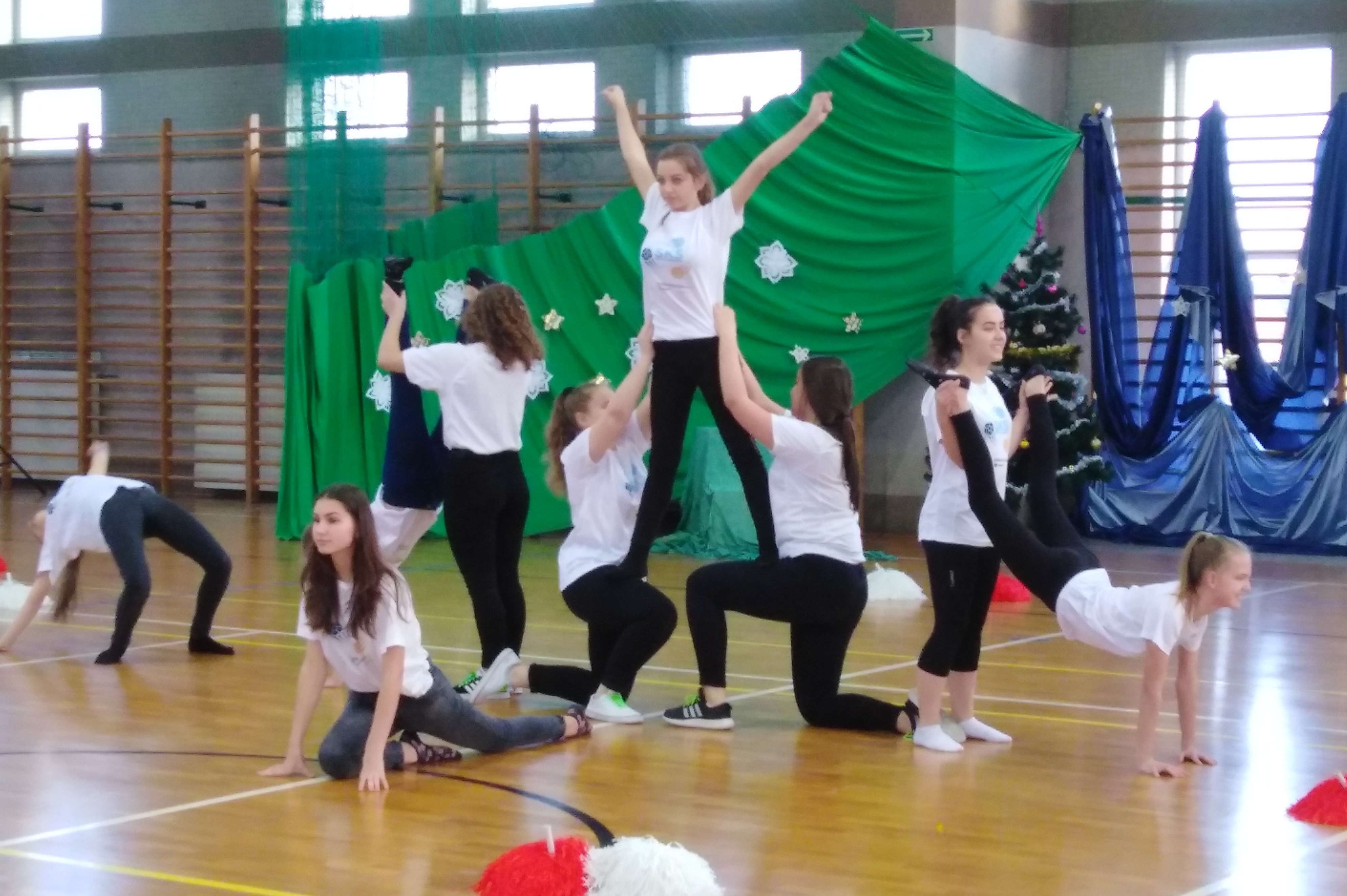 Pokazy taneczno - akrobatyczne w szkole w Sieroszewicach