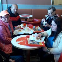 Mieszkańcy jedzący posiłek w restauracji w Kaliszu.