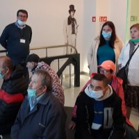 mieszkańcy słuchający prowadzącego w Muzeum w Kaliszu.